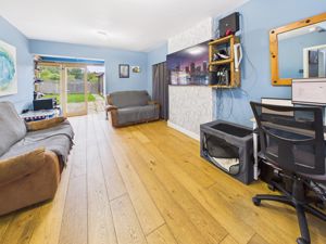 LIVING ROOM- click for photo gallery